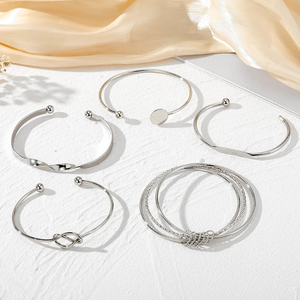 Pulseiras para mulheres elegantes! As pulseiras são ajustáveis e delicadas.
