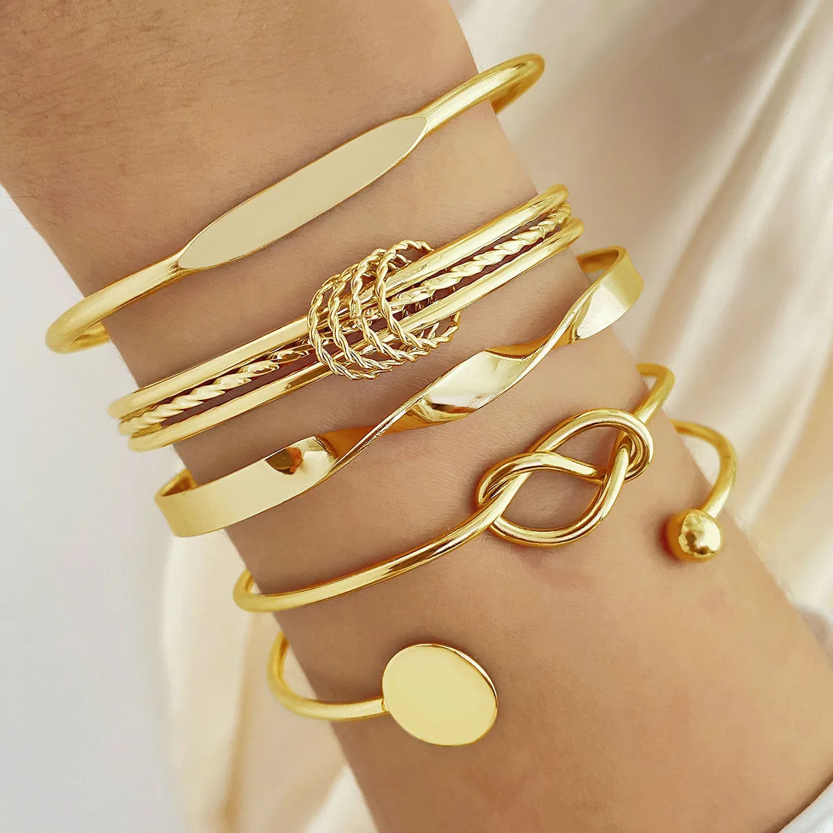 Pulseiras para mulheres elegantes! As pulseiras são ajustáveis e delicadas.