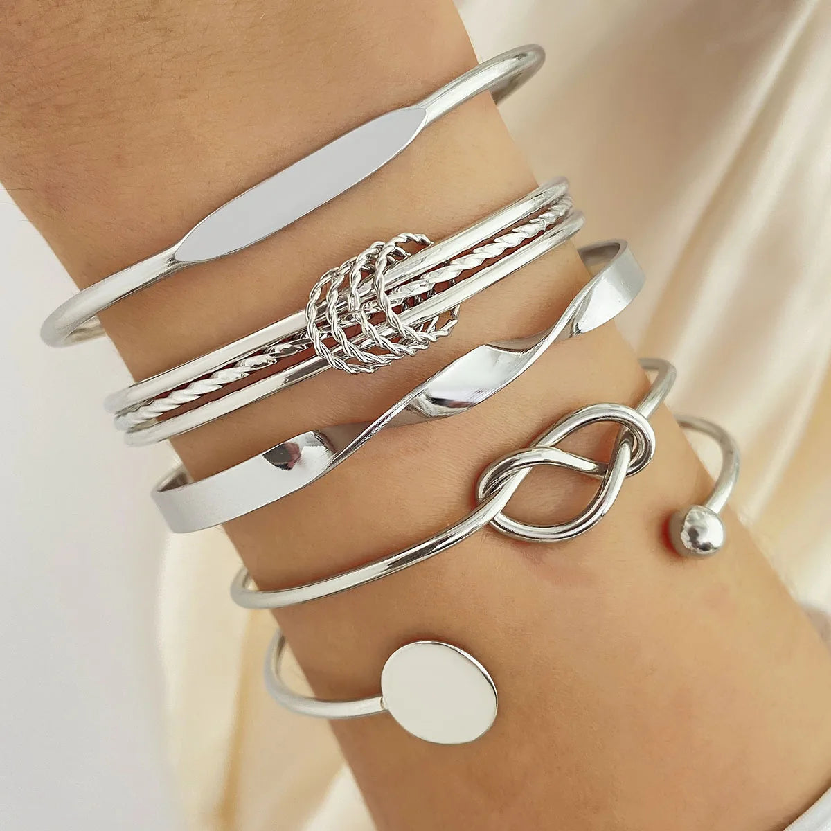 Pulseiras para mulheres elegantes! As pulseiras são ajustáveis e delicadas.