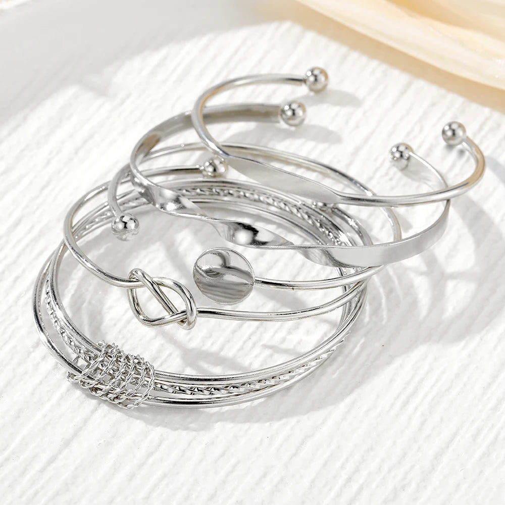 Pulseiras para mulheres elegantes! As pulseiras são ajustáveis e delicadas.